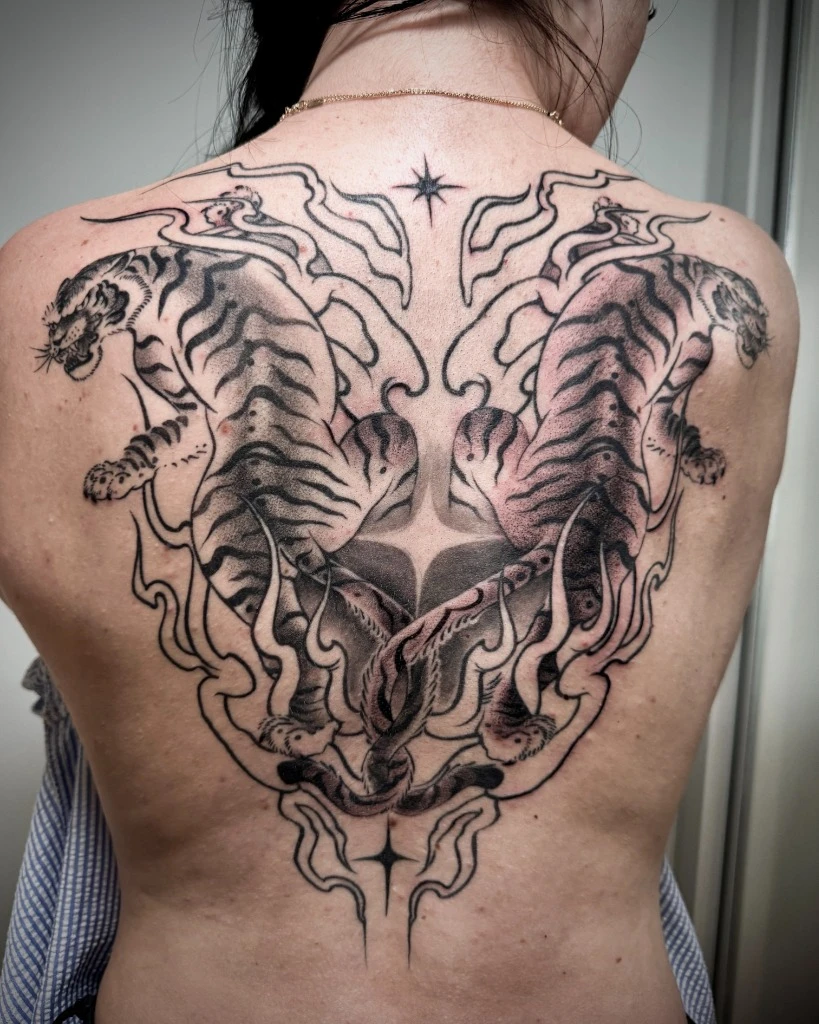 Tatuaj simetric cu tigri pe spate