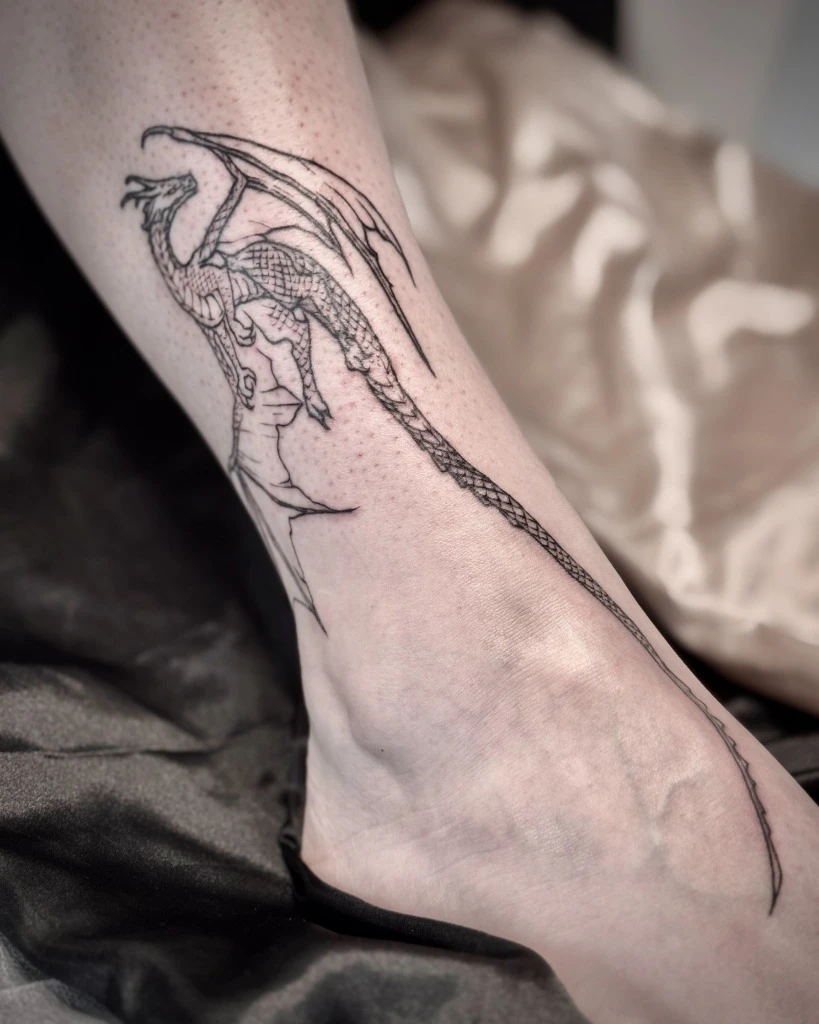 Tatuaj fin cu dragon pe picior