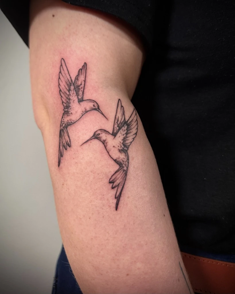 Tatuaj Fine Line cu păsări colibri