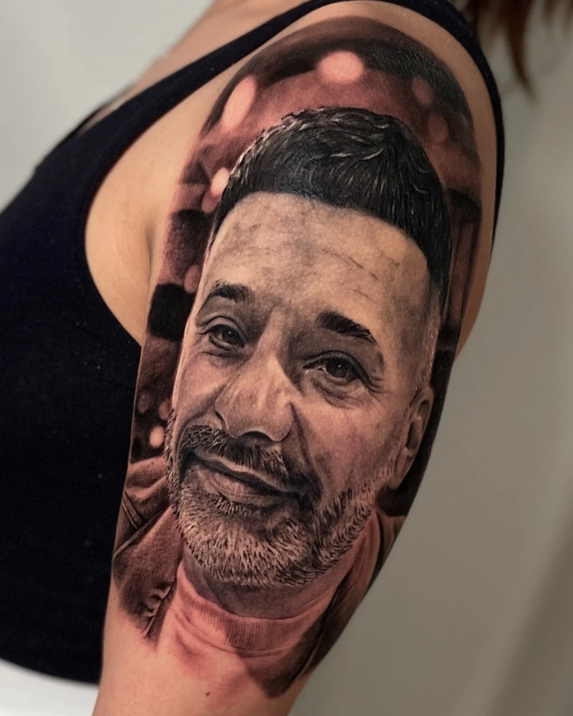 Tatuaj portret realist pe braț