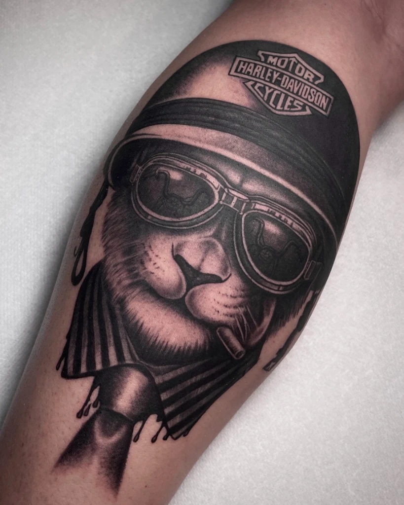 Tatuaj realism cu leu biker și cască