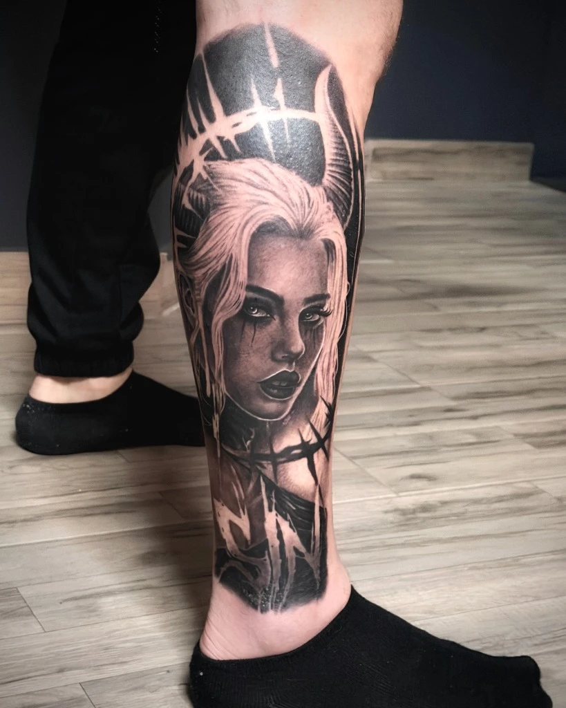 Tatuaj realism cu portret feminin pe gambă