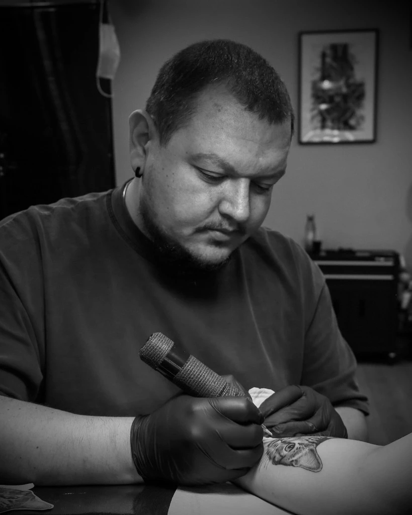 Alex - Artist tatuaje realist, black and grey, color și trash polka Cluj