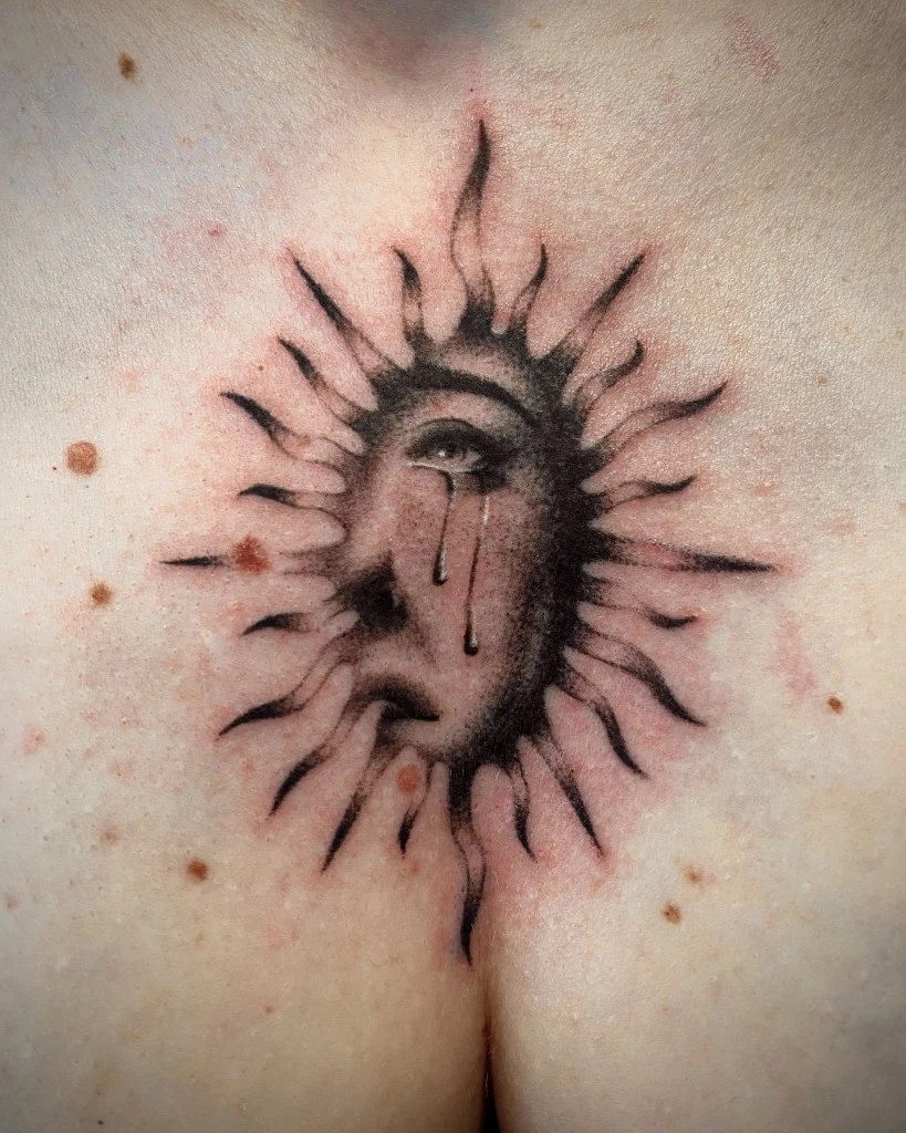 Tatuaj Fine Line cu soare care plânge