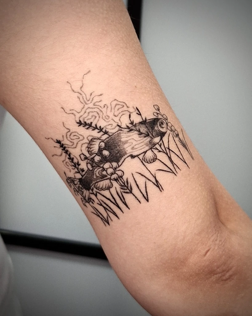 Tatuaj Fine Line cu pește koi și elemente botanice