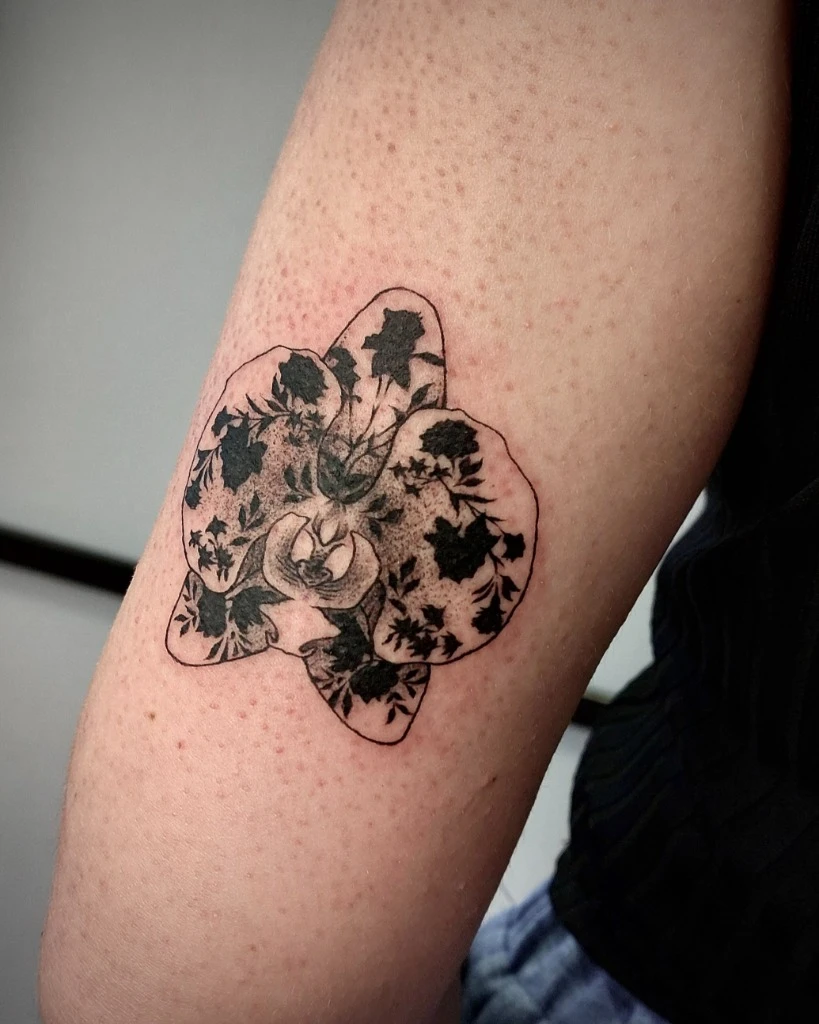 Tatuaj cu floare de orhidee și siluete negre