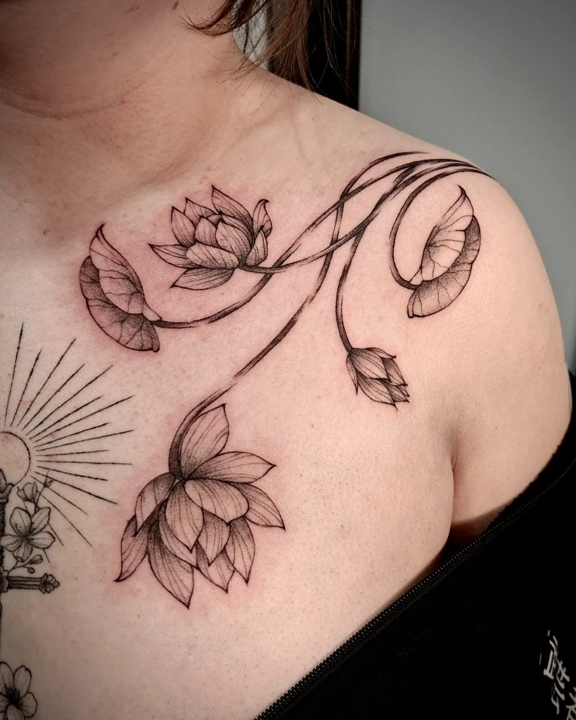 Tatuaj cu flori delicate de lotus pe umăr