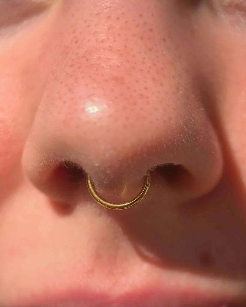 Piercing septum cu inel auriu fin