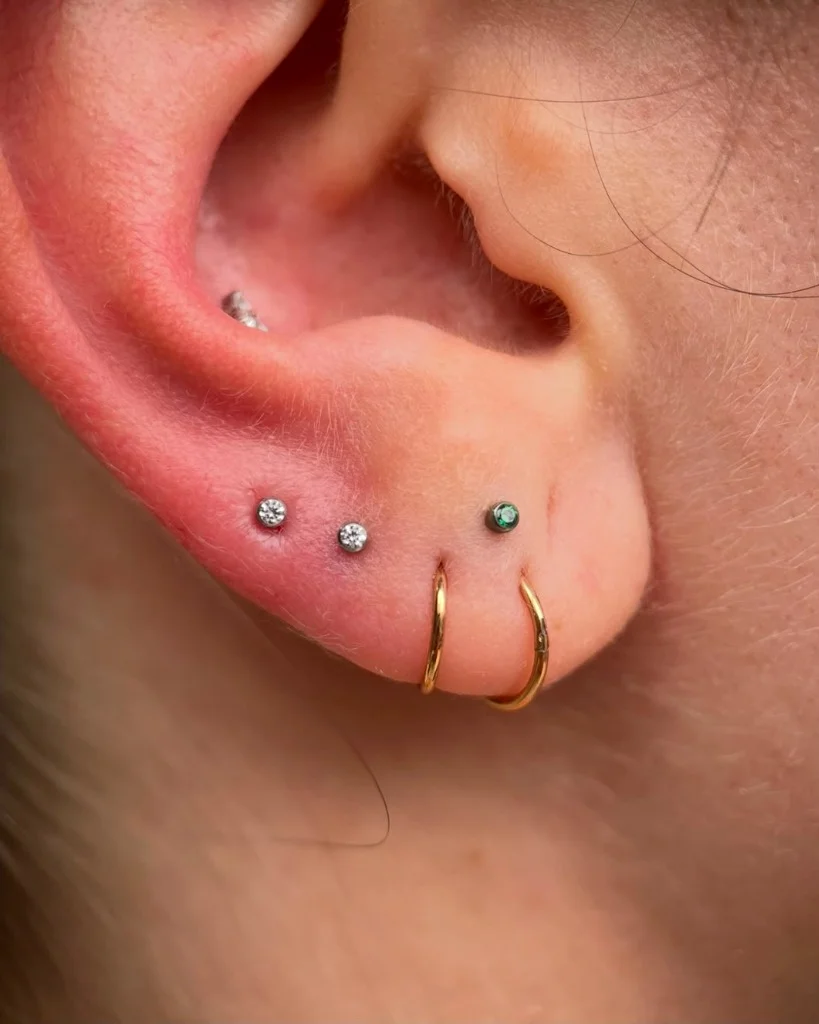 Piercinguri de ureche cu bijuterii delicate