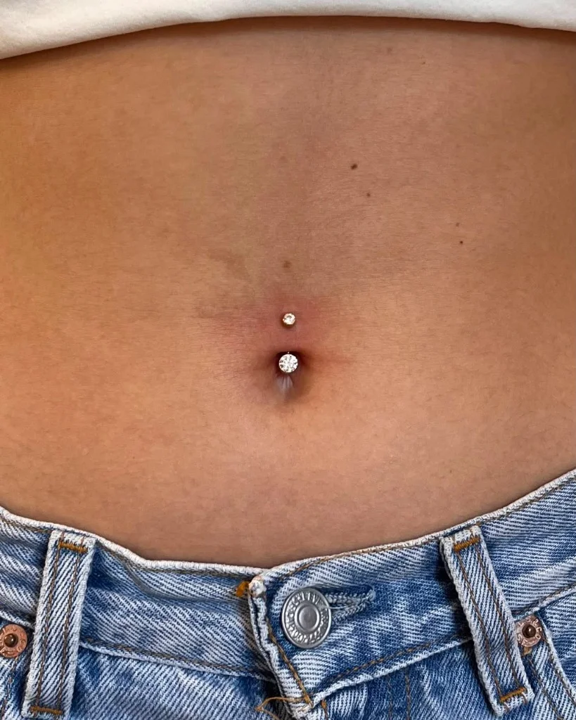 Piercing în buric cu bijuterie strălucitoare