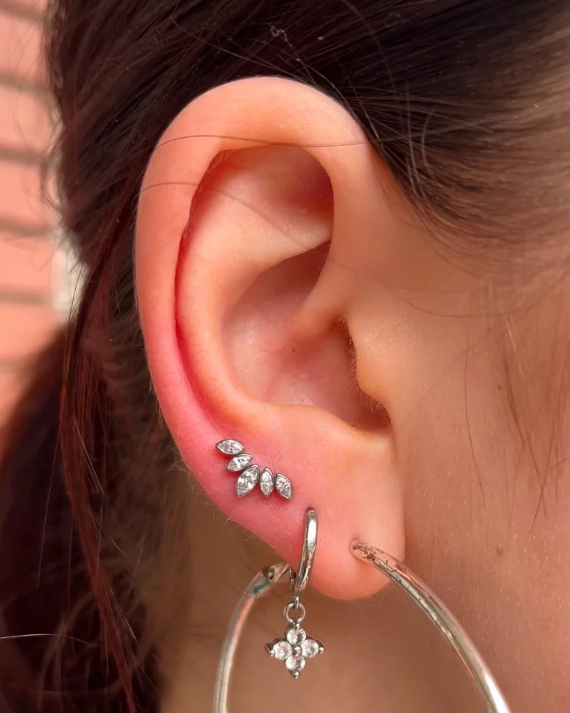 Piercing helix și lob cu bijuterie tip cluster
