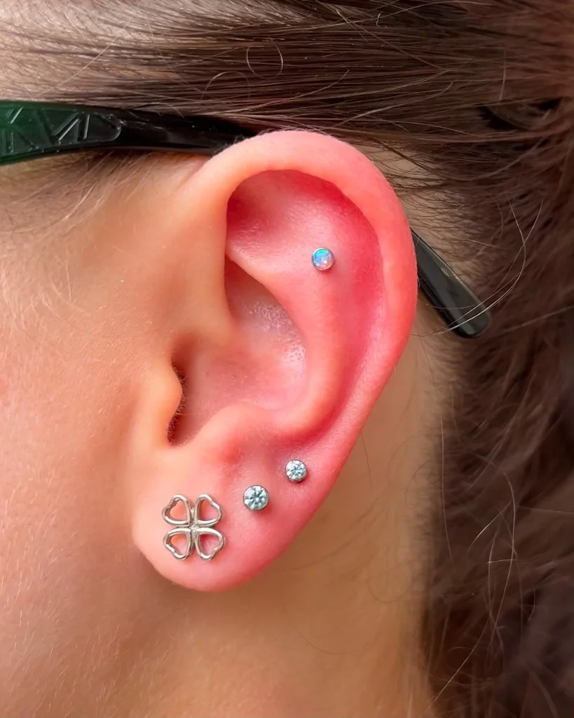 Piercing de ureche cu opal și bijuterii fine