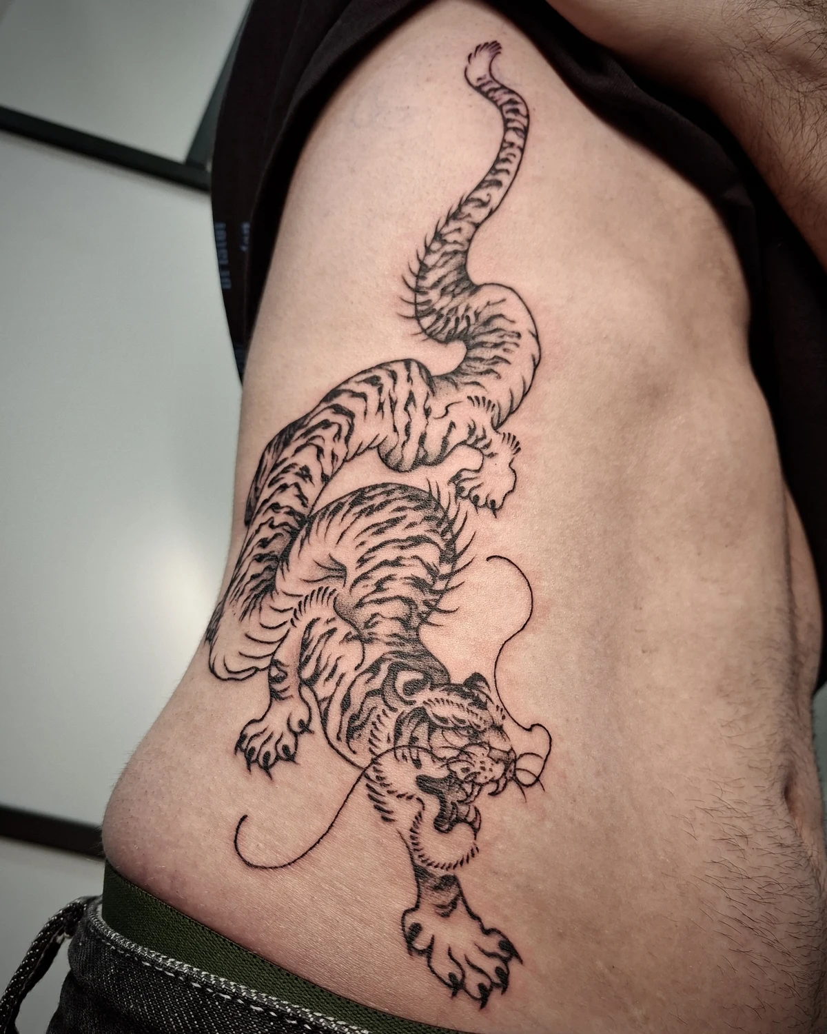 Tatuaj zodiac și simboluri fine line realizat la Muntele Tattoo Cluj