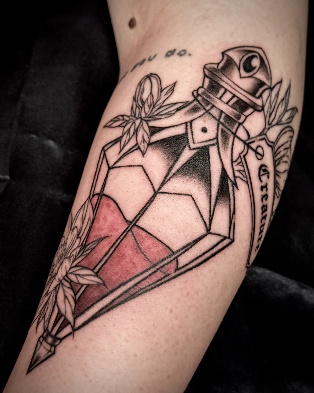 Tatuaj dragon fin pe picior realizat la salonul de tatuaje Muntele Tattoo Cluj