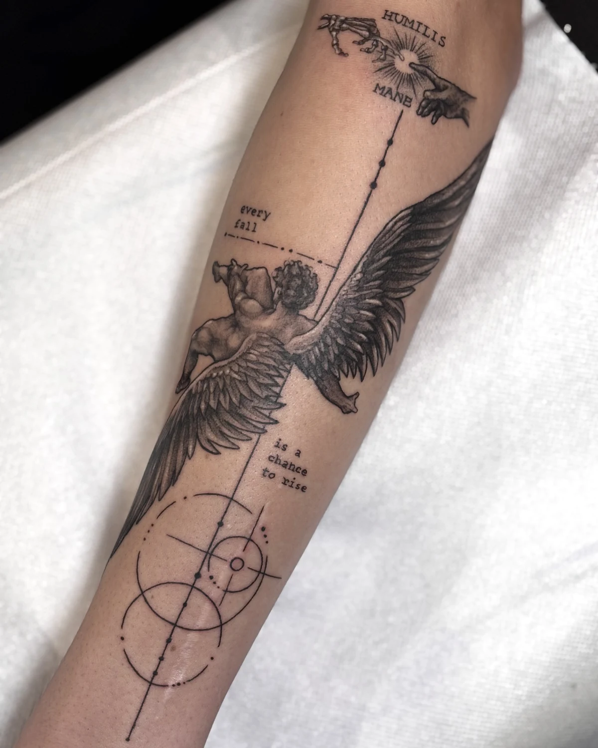 Tatuaj Fine Line minimalist floral pe braț realizat la Muntele Tattoo Cluj