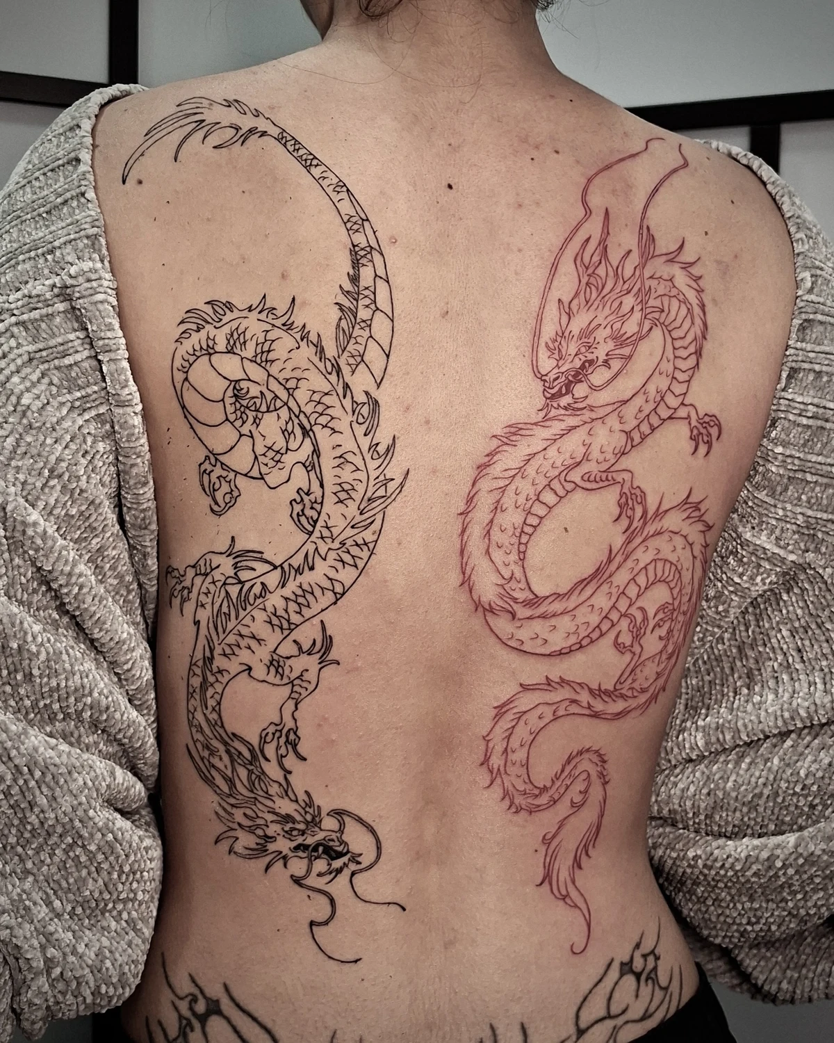 Tatuaj custom simetric tigri pe spate realizat la salonul Muntele Tattoo Cluj
