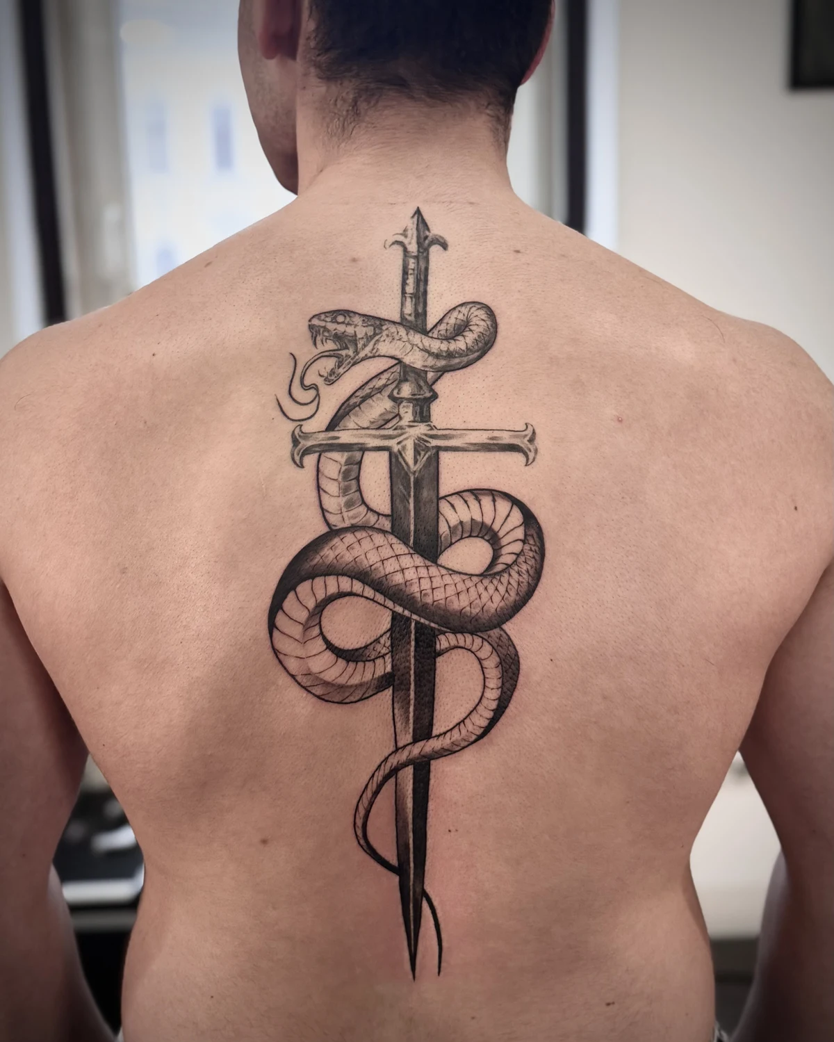 Tatuaj minimalist subțire pe antebraț realizat la salonul Muntele Tattoo Cluj