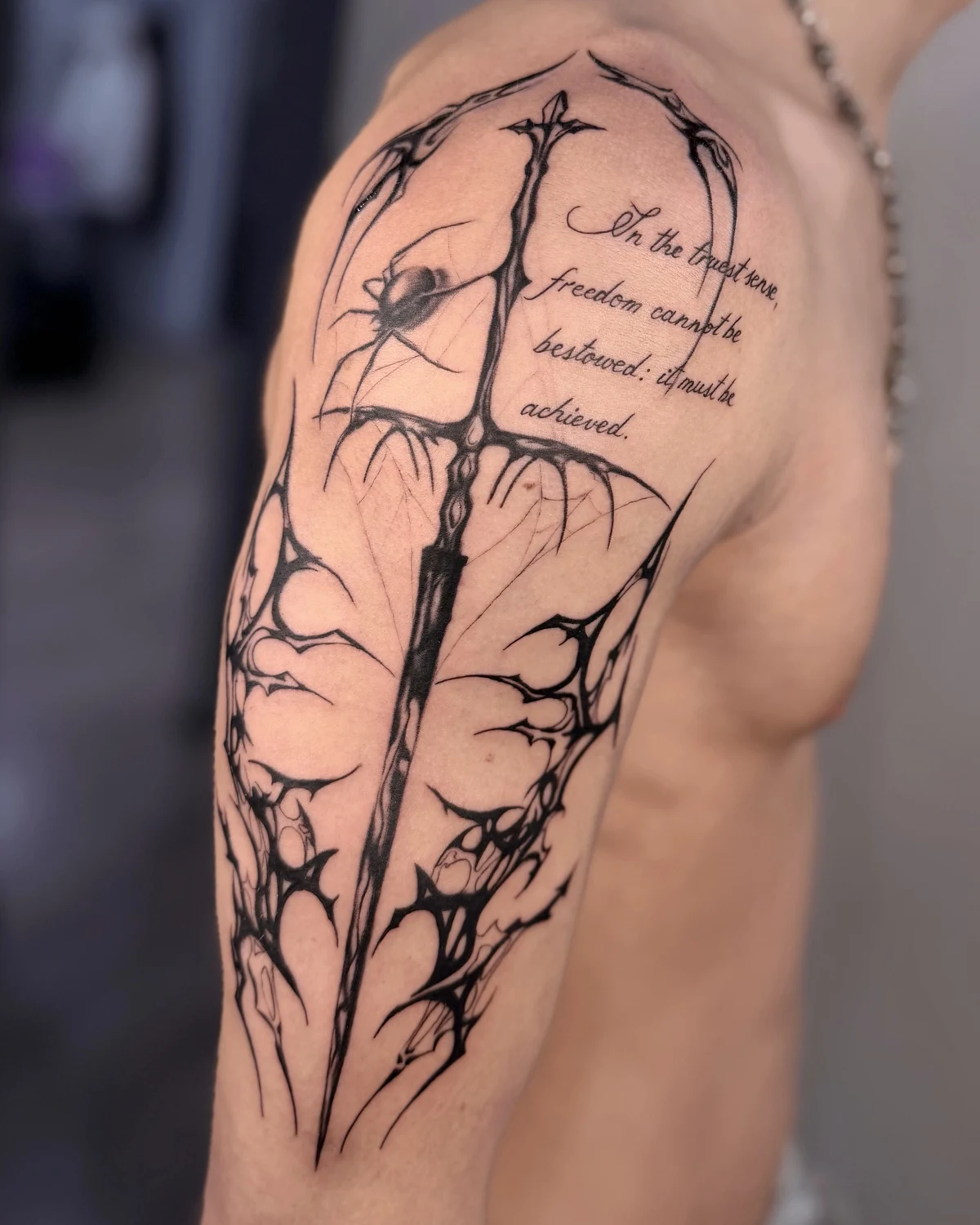 Tatuaj floral delicat lotus realizat la Muntele Tattoo Cluj