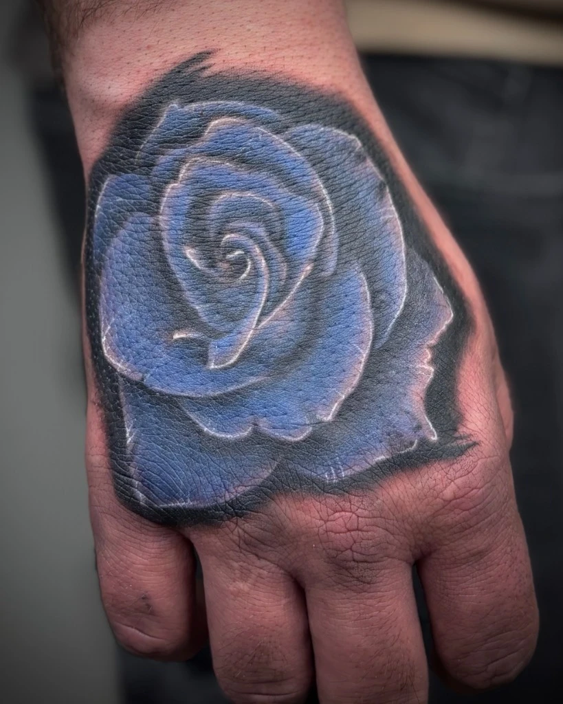 Tatuaj color cu trandafir albastru pe mână