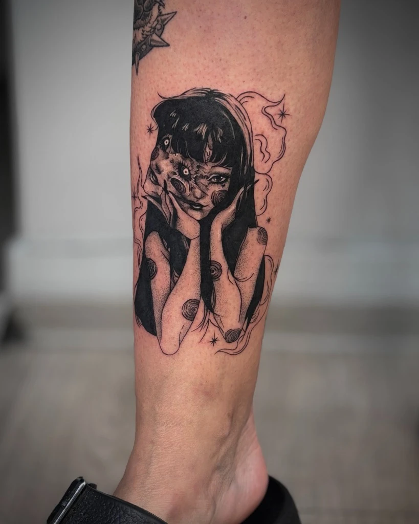 Tatuaj fin suprarealist cu portret feminin