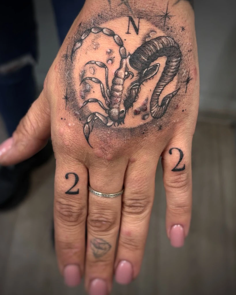 Tatuaj zodiac Berbec și Scorpion pe mână