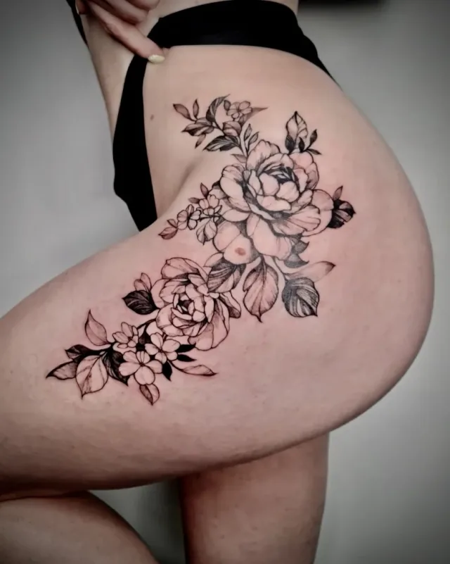 Tatuaj floral fin pe șold și coapsă