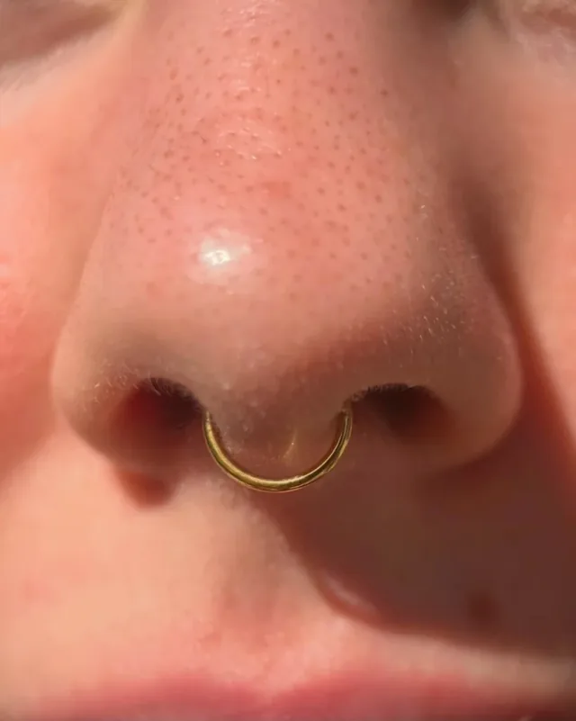 Piercing septum cu inel auriu fin