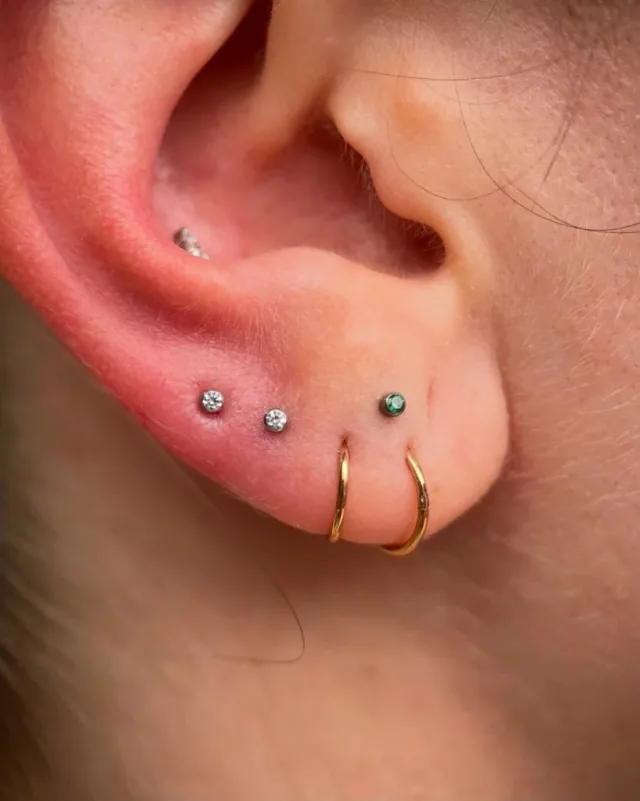 Piercinguri de ureche cu bijuterii delicate