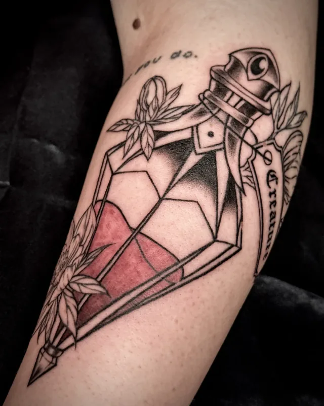 Tatuaj dragon fin pe picior realizat la salonul de tatuaje Muntele Tattoo Cluj