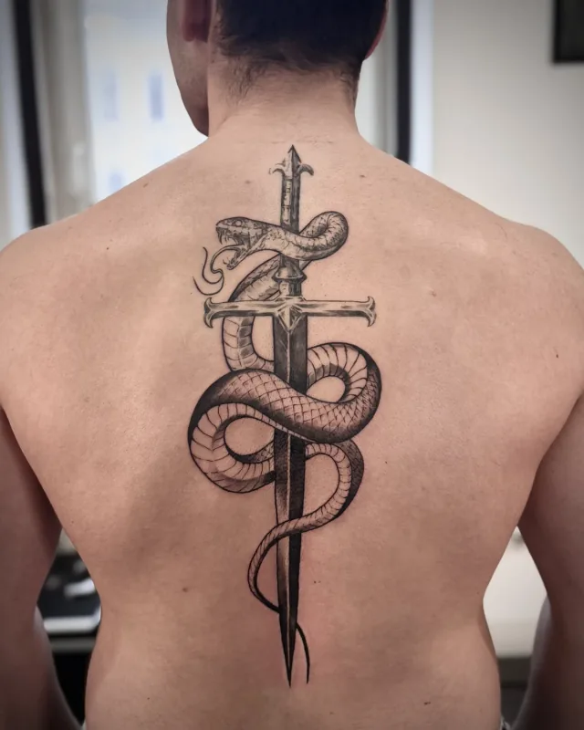 Tatuaj minimalist subțire pe antebraț realizat la salonul Muntele Tattoo Cluj