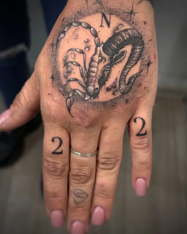 Tatuaj zodiac Berbec și Scorpion pe mână